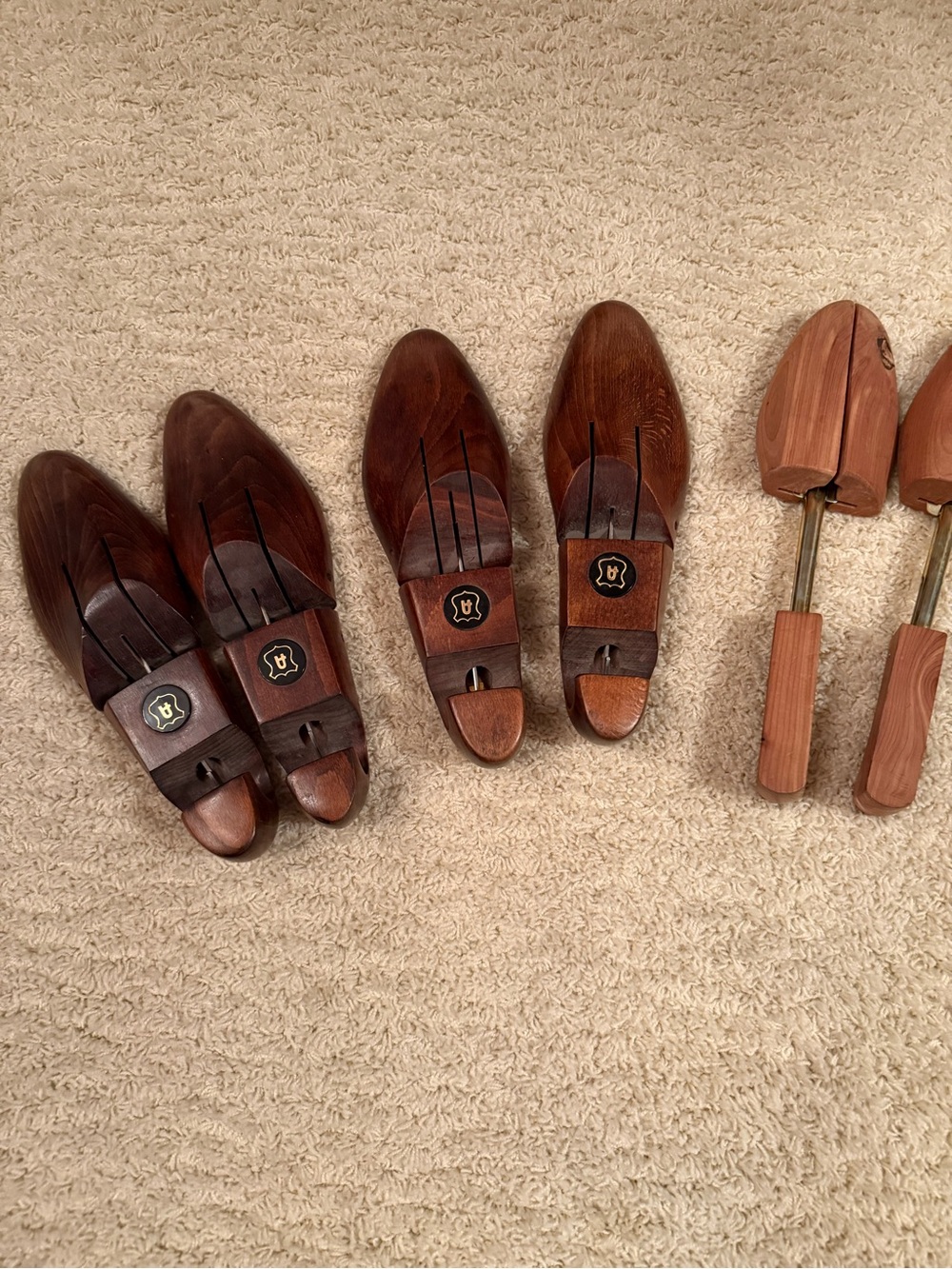 Men’s wooden shoe trees, assorted pairs